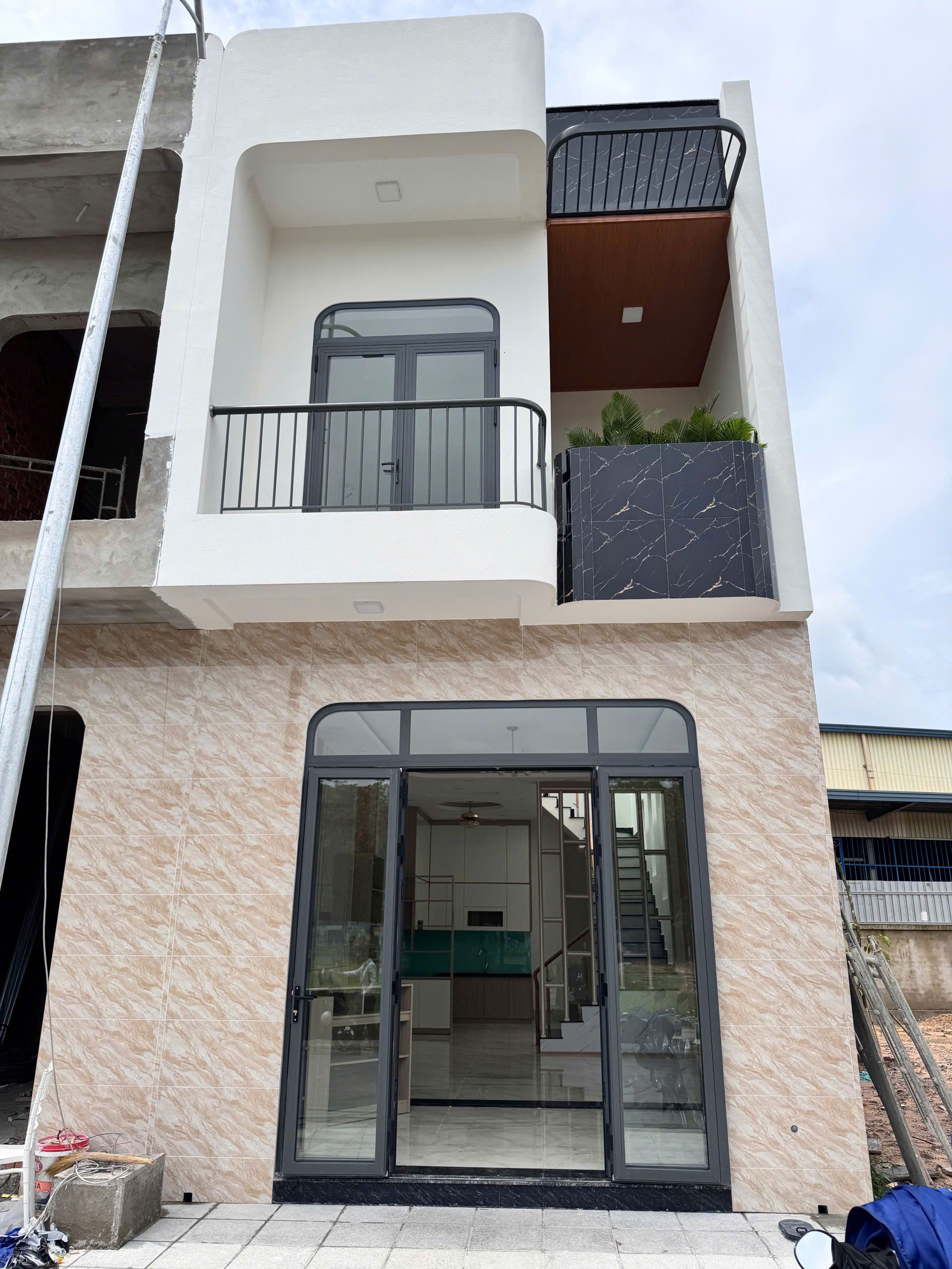 Chủ ngộp bán gấp nhà ngay KDC P.Tân Hiệp, TP HCM, 1 trệt 1 lầu, 3pn 3wc, sổ riêng, hình thật 100%