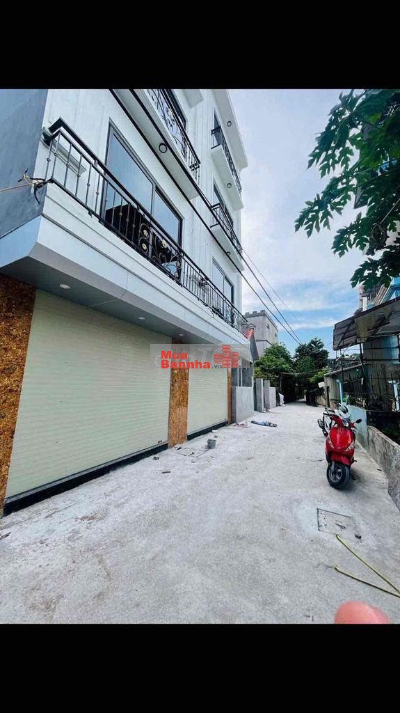 Ô TÔ ĐỖ CỬA Xây mới Cực đẹp DT40m 4T MT 4m- Vài bước ra đường