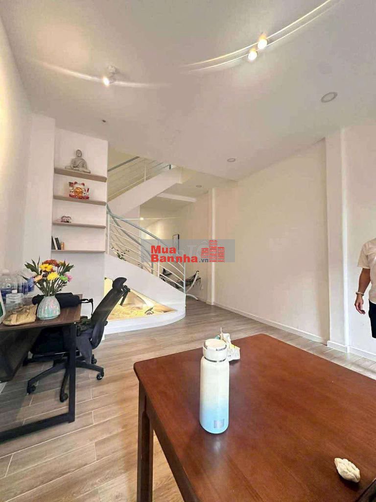 Nhà hẻm ô tô thông Nguyễn Văn Linh - 4m x 18m - Ở ngay giá 5.5 Ty