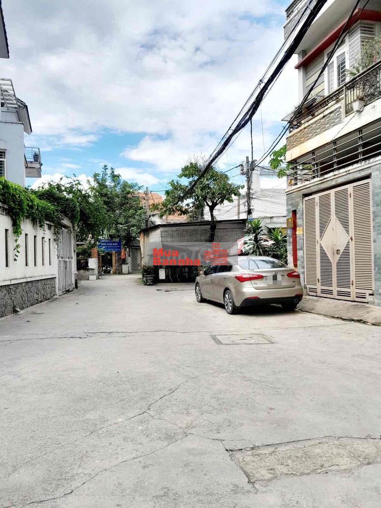 Bán đất tặng nhà C4, 2 mặt hẻm ô tô tránh, ngay Metro Bình Thái.