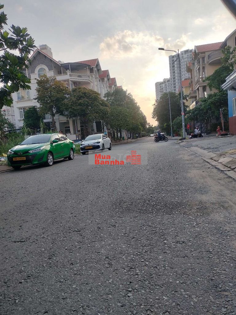 Bán Nhà Mặt Tiền DT:5x18 nhà 3Lầu phường Tân phong Quận 7 đường 20m