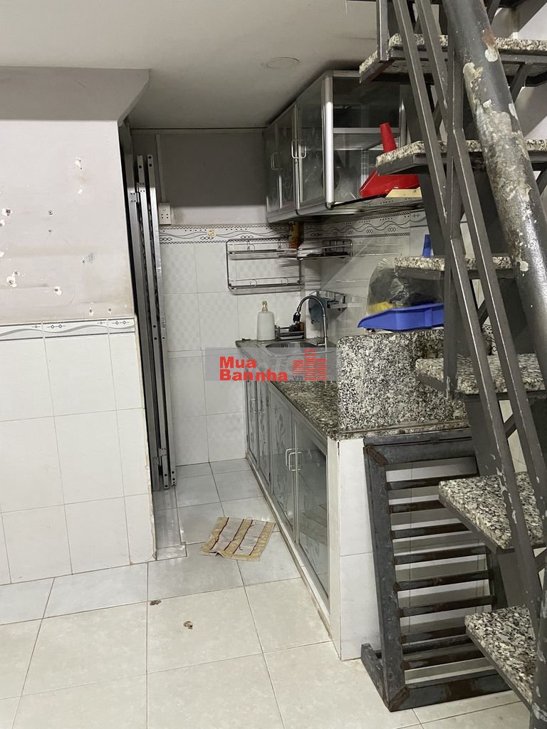 Mẹ e chính chủ cần bán 1 tret 1lung 1 lầu gần chợ sát trường Tân Sơn