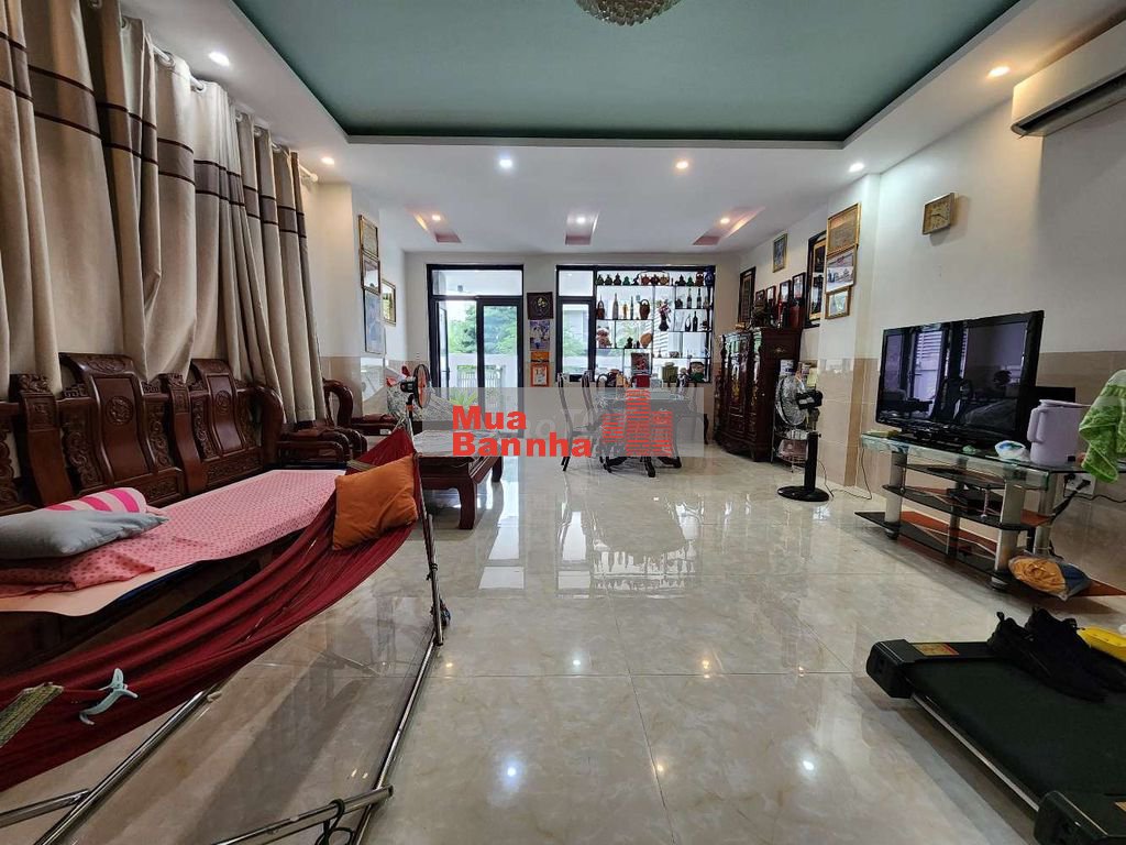 Nhà Dương Hồng rộng có sân bên hông