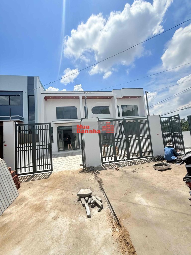 chủ ngộp cần bán nhà gác lững ngay gần chợ Thạnh phú