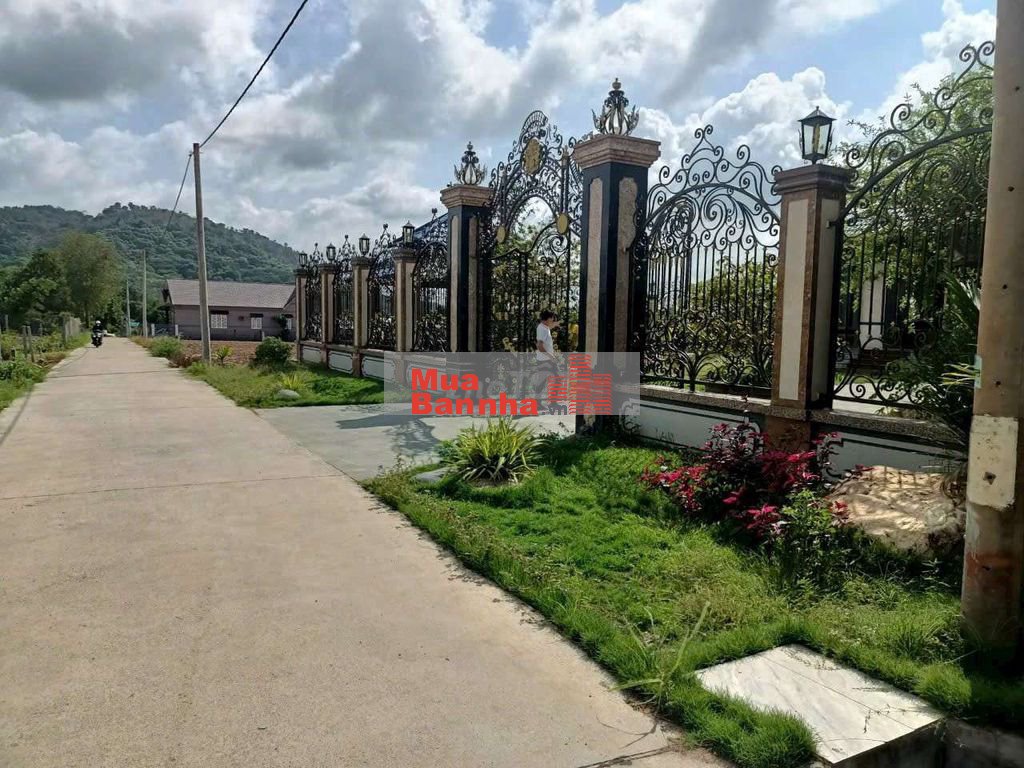 Biệt thự vườn diện tích 1214m2 chờ chủ mới