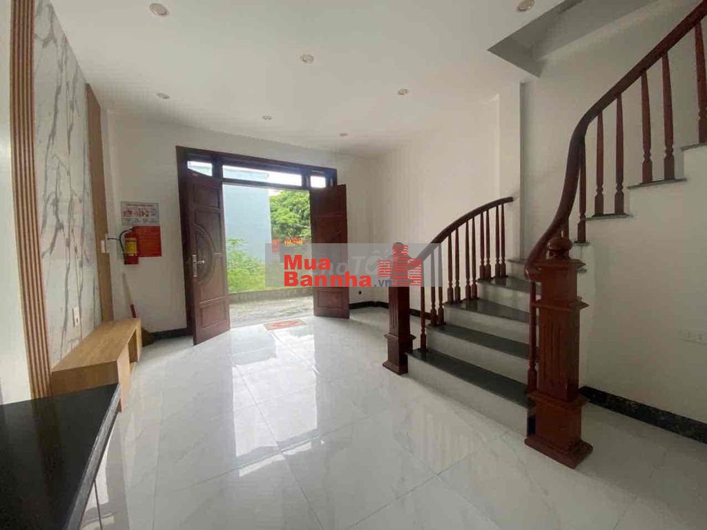 bán nhà ngay đại học thể dục thể thao 33m 3 tầng 3,7 tỷ