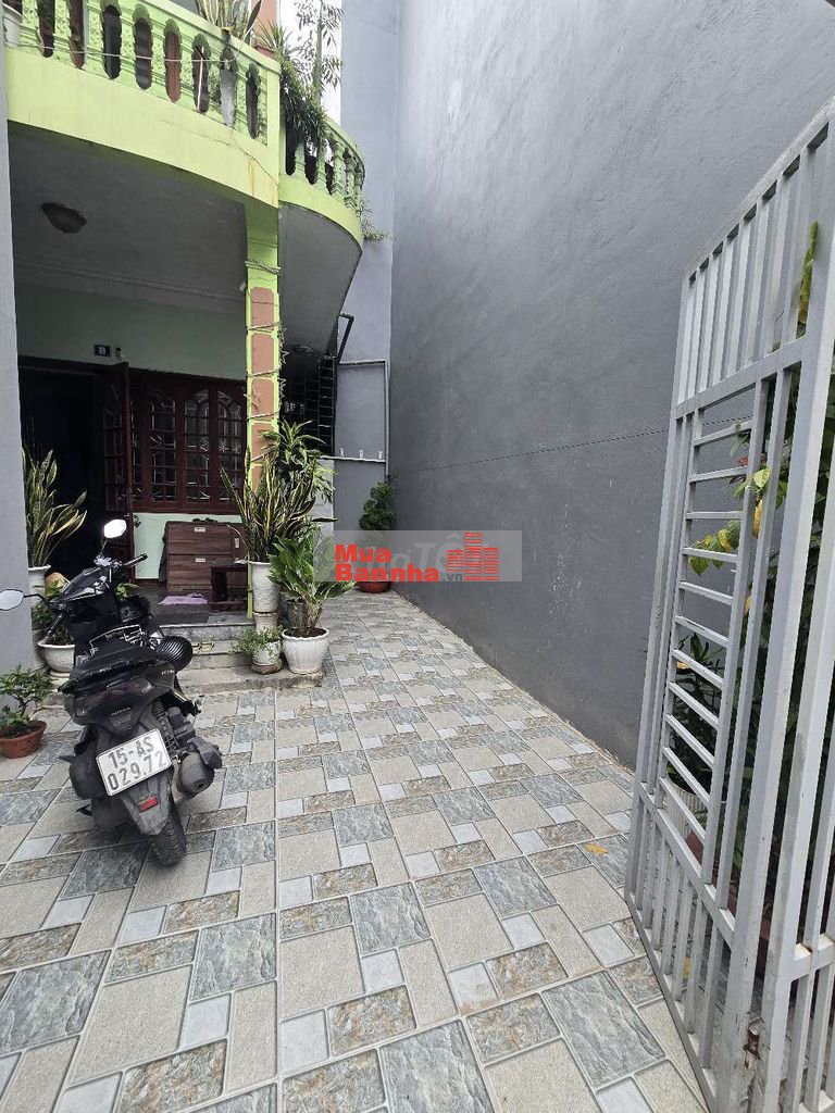 Nhà 2 tầng gáp vườn hoa