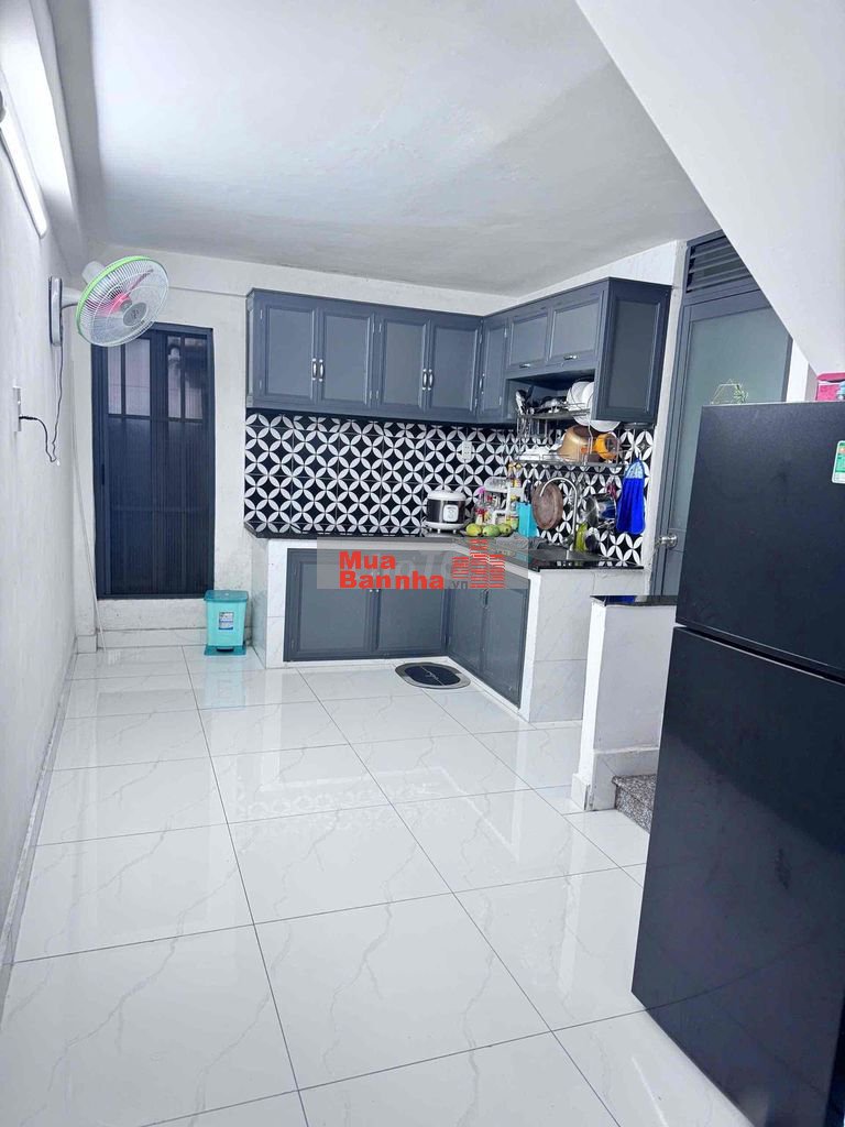 Nhà 2 tầng, hẻm xe hơi, tặng gull nội thất, sát Phạm Văn Đồng.