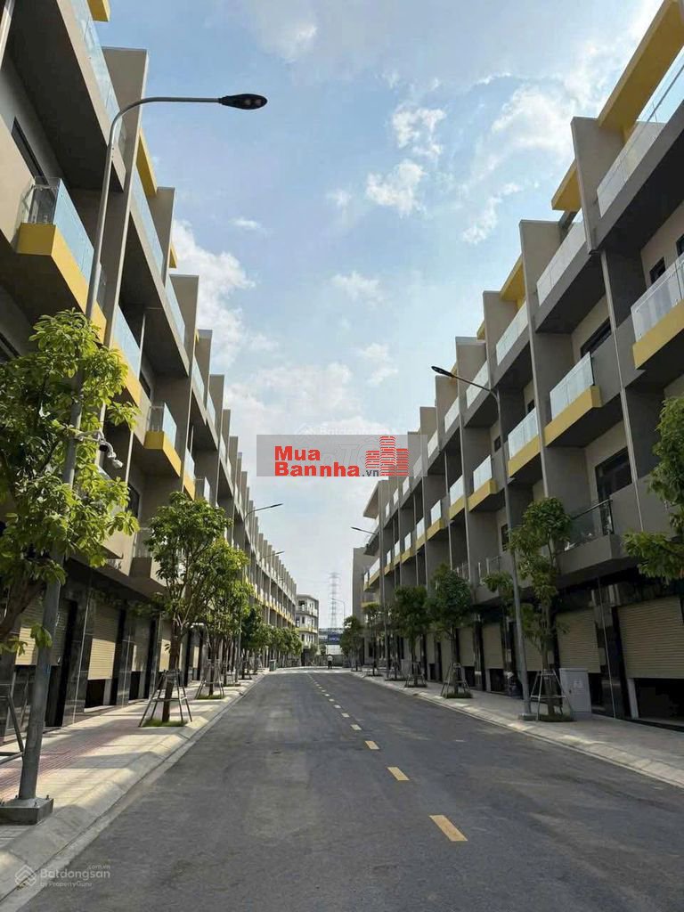 BÁN NHÀ PHỐ DĨ AN GẦN TTTM SỔ RIÊNG FULL THỔ CƯ