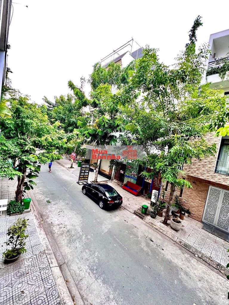 Chính Chủ Cần Bán Nhà Phố Mặt Tiền Đường 10m, 4x18m, 9 tỷ, Quận 7