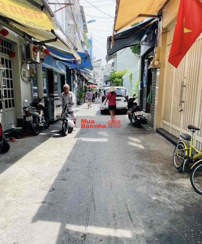 68M2 HẼM BAGAC, 3 CĂN RA HẼM XE HƠI BÁN ĐẤT TẶNG NHÀ C4 TIỆN CẤT NHÀ M