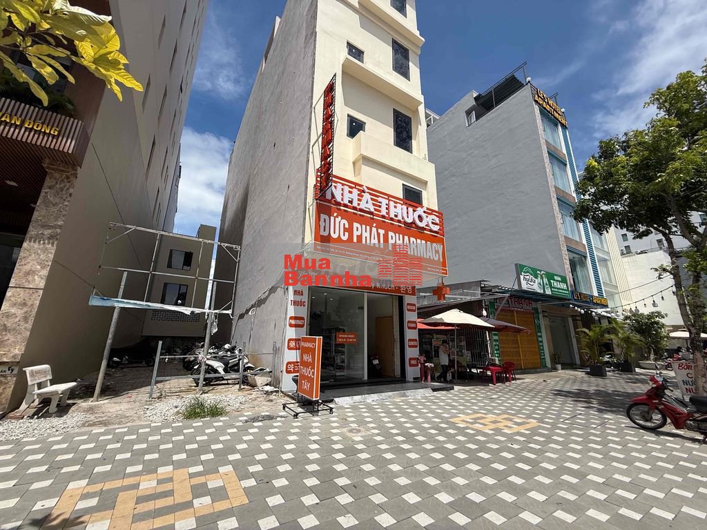 Tôi bán nhà Mặt phố PHẠM VĂN ĐỒNG Vỉa Hè 7m 100m Ra Biển Trục Chính