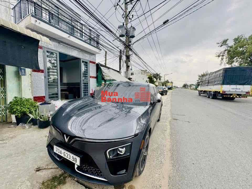 nhà ngộp mặt tiền thông thoáng , cần bán gấp