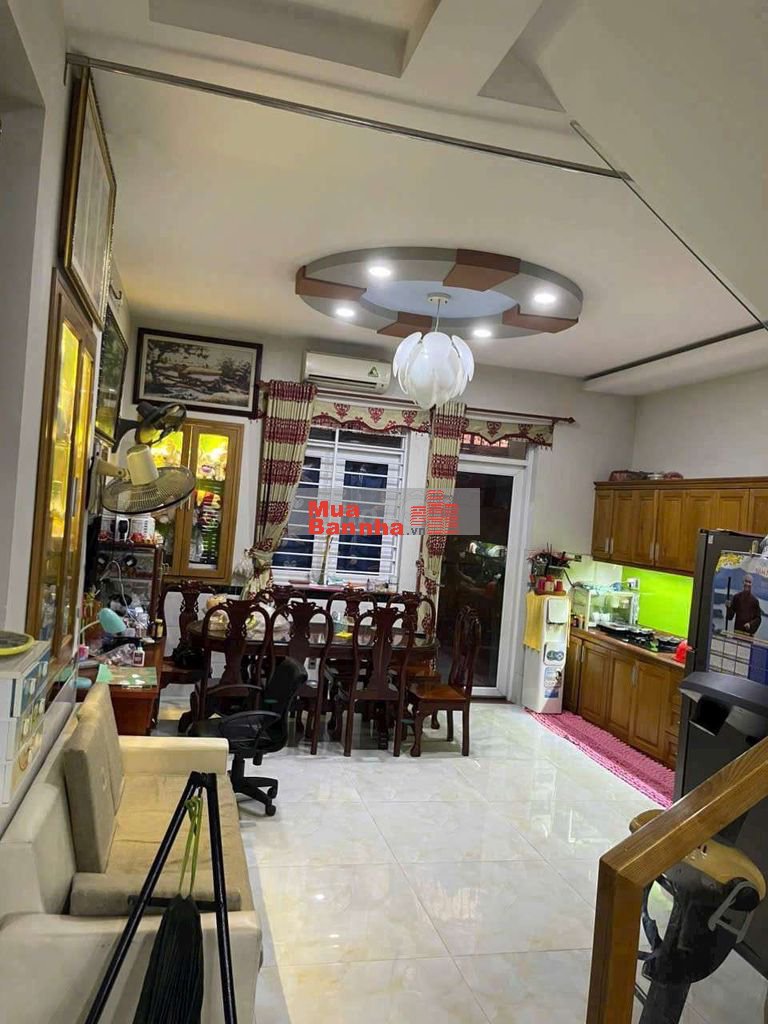 Bán nhà Hóc Môn. Đúc 3 tấm, đường nhựa thông 7m. Gần chợ chữ S