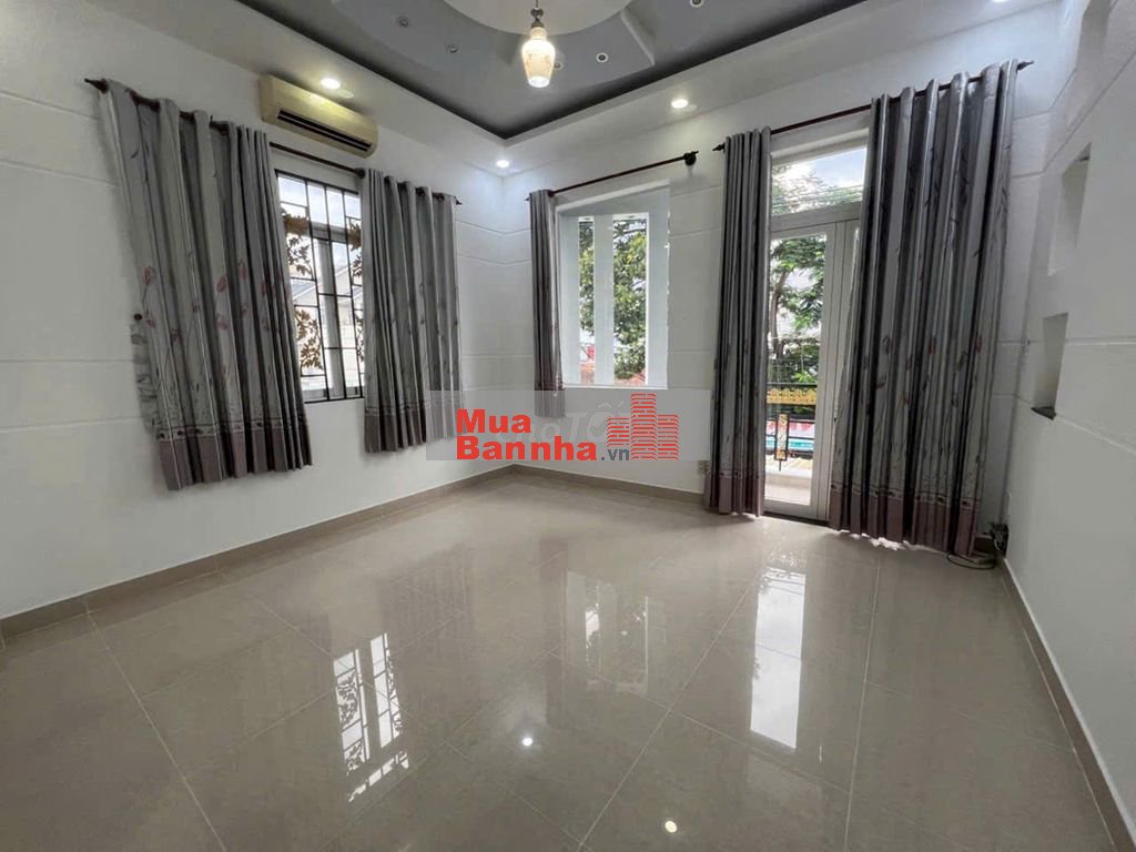 nhà 3 tầng mặt đường ô tô , 4 phòng ngủ , sân ô tô , đường số 39