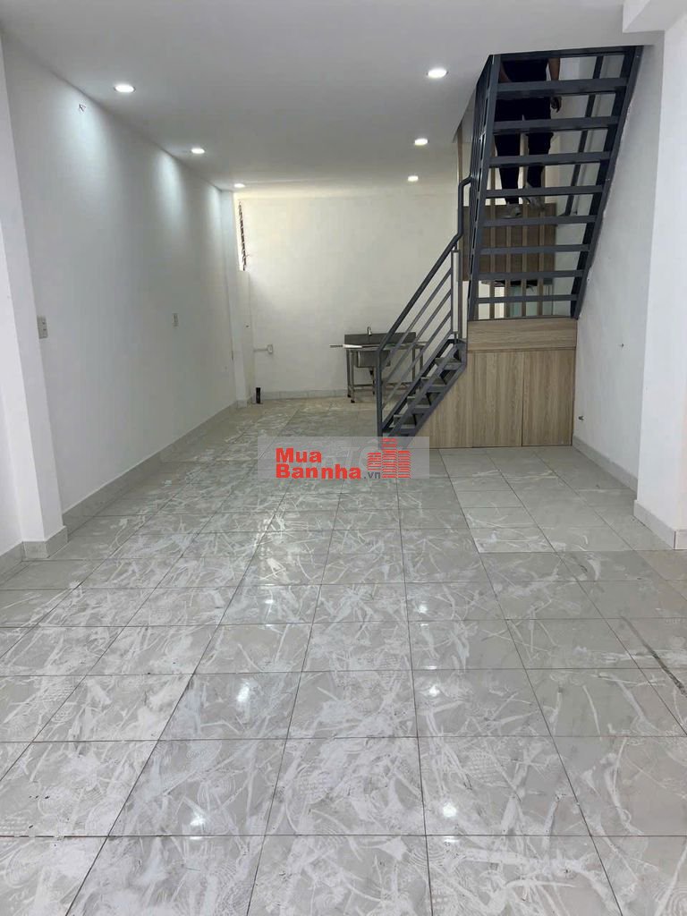 nhà 1 lầu , 2 phòng ngủ mặt đường số , ô tô thông thoáng . H- Đông