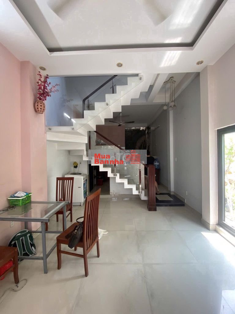 Nhà 1 trệt 1 lầu, 3pn2wc, sổ riêng tại phường Phú Hữu Q9 giá 4 tỷ 6