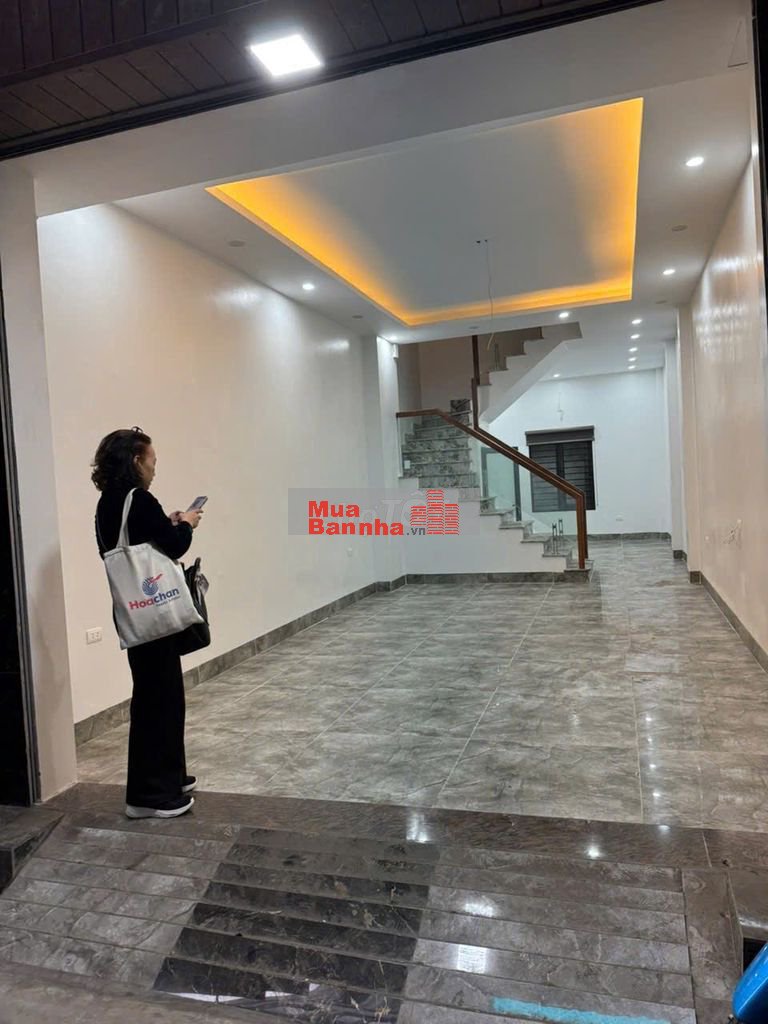 Bán nhà Đường Láng Chỉ 15.5 tỷ – Mặt ngõ kinh doanh, ô tô đỗ cửa