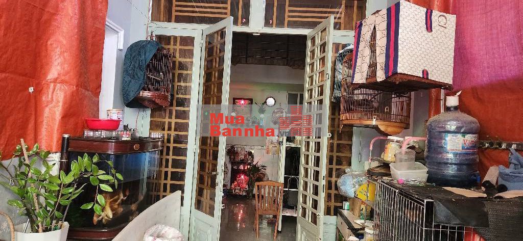 Nhà đang ở, 4m x 15m nở hậu nhẹ, hai lầu, hẻm sạch sẽ, sổ hồng riêng.
