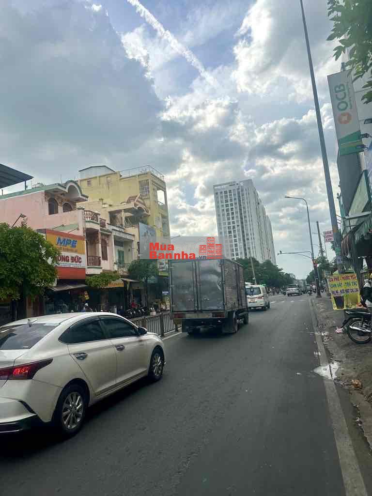 Nhà Mặt tiền Hoà Bình gần Đầm Sen, giáp Quận 11