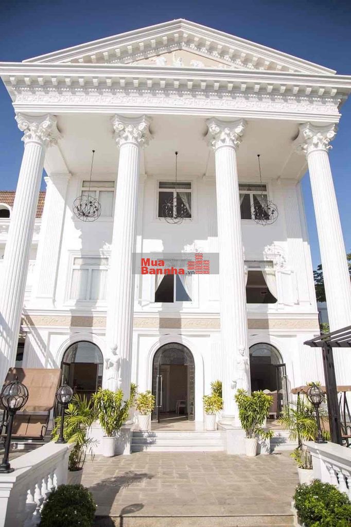 Toà WHITE PALACE mặt tiền đường lớn.