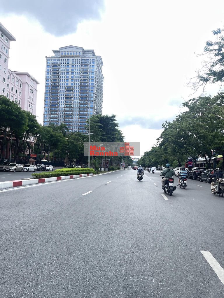 Hiếm !! Phân lô Phùng Chí Kiên-Hoàng Sâm vỉa hè ôtô tránh 6T Thang máy