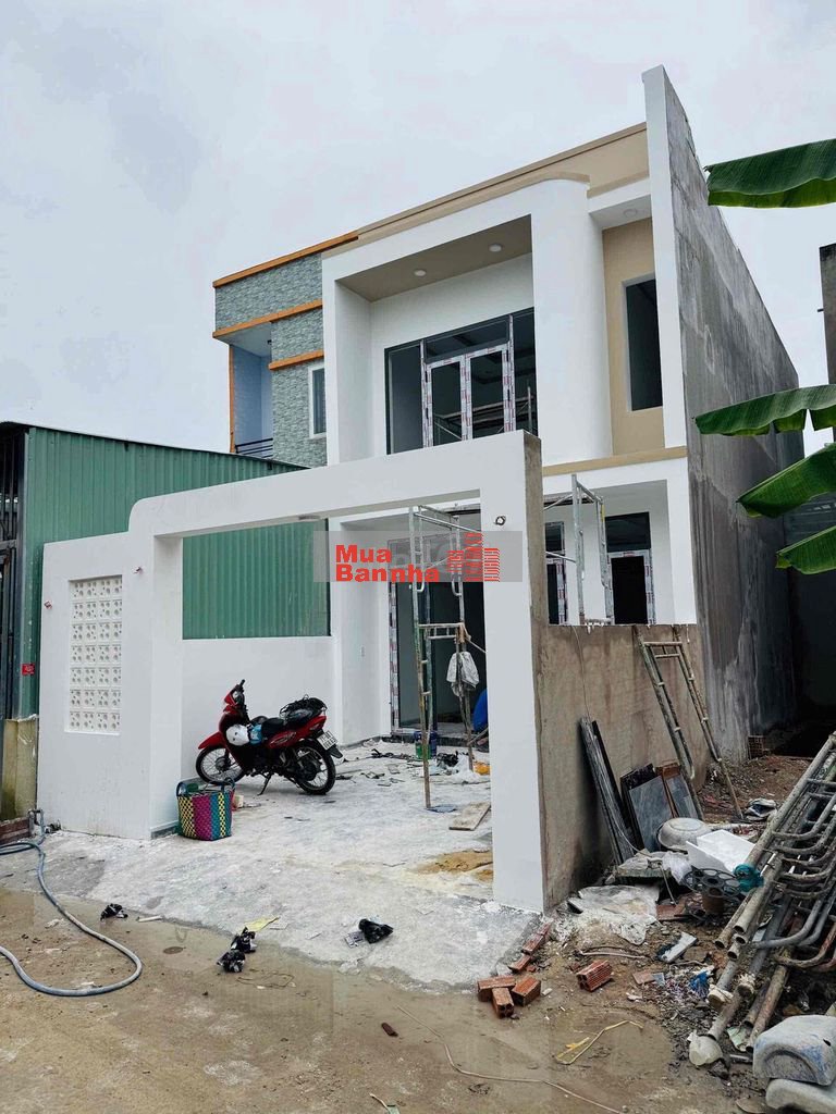 bán căn nhà lầu giá rẻ. dân đông kín. xung quanh tiện ích đầy đủ