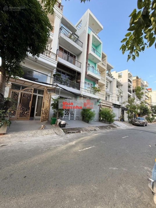 Bán nhà mặt tiền ĐS 49 Quận 7. 76m2 4PN. Giá bán 15,8 tỷ.