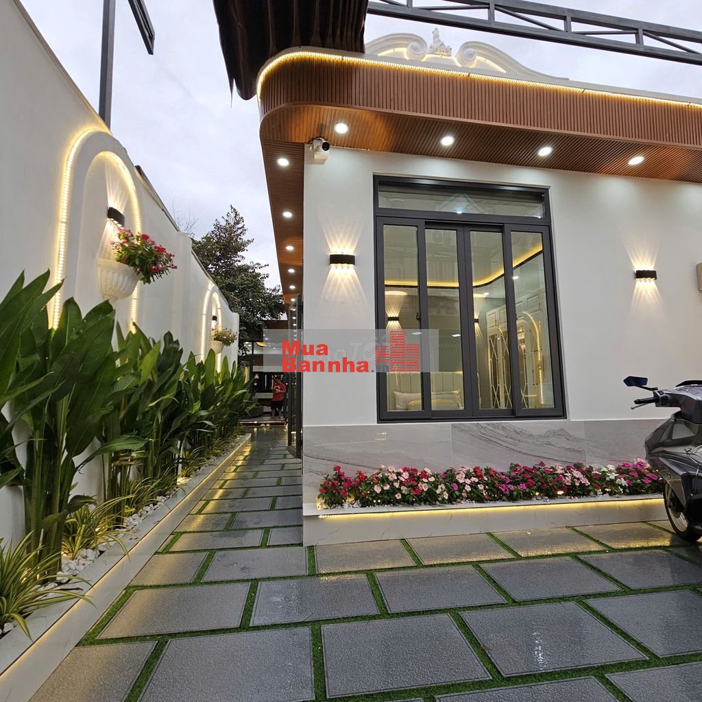 Nhà Nở Hậu có hồ cá koi sân rộng rãi tại đường huỳnh tấn phát Quận 7.