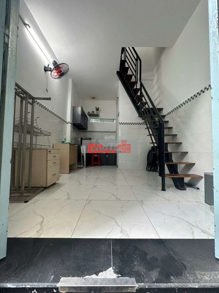 Căn nhà 2 làu sau căn mặt tiền