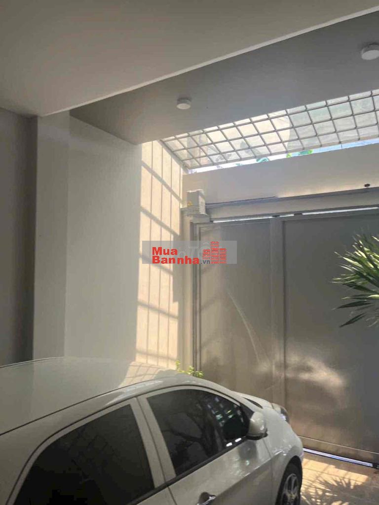 Nhà 3 tầng 3PN có sân đậu xe trong nhà đường Bưng Ông Thoàn, Phú Hữu