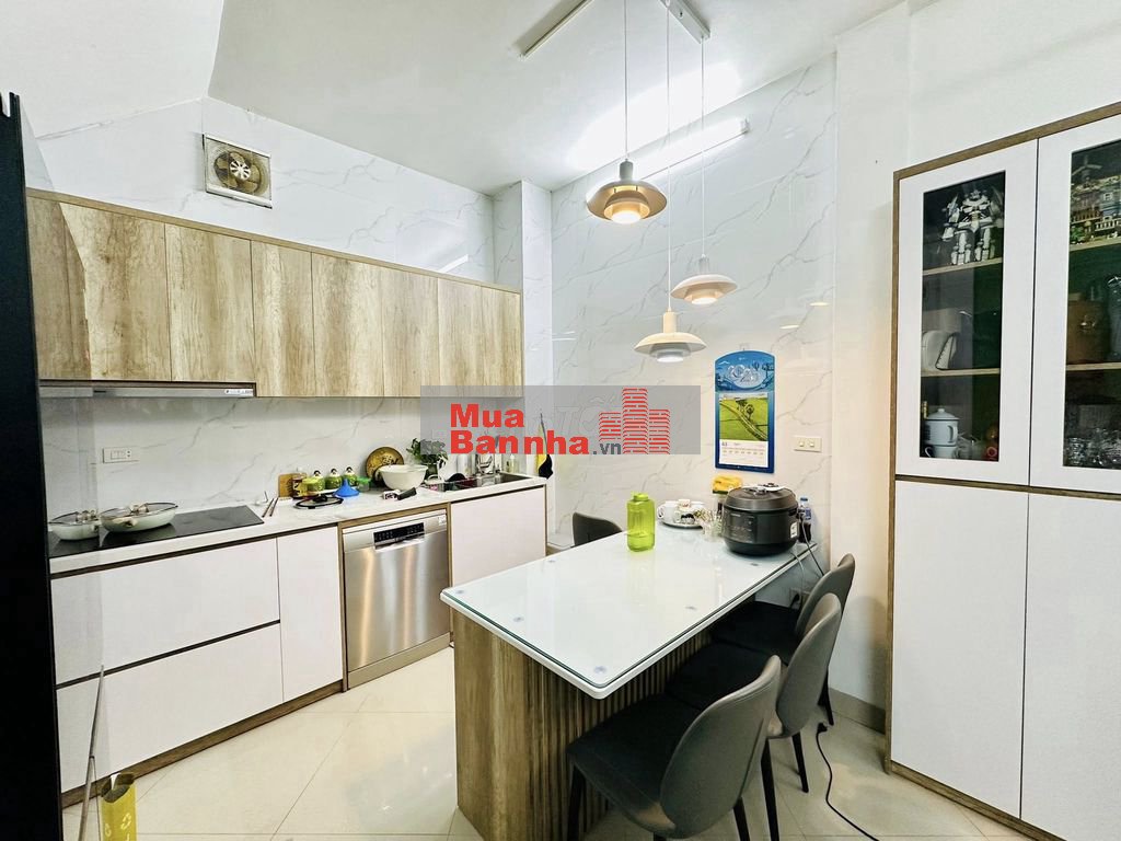 Phố Cầu Giấy 32m2,ô tô chỉ cách 1 nhà ra ngõ thông,gầnchợ,trường,bvien