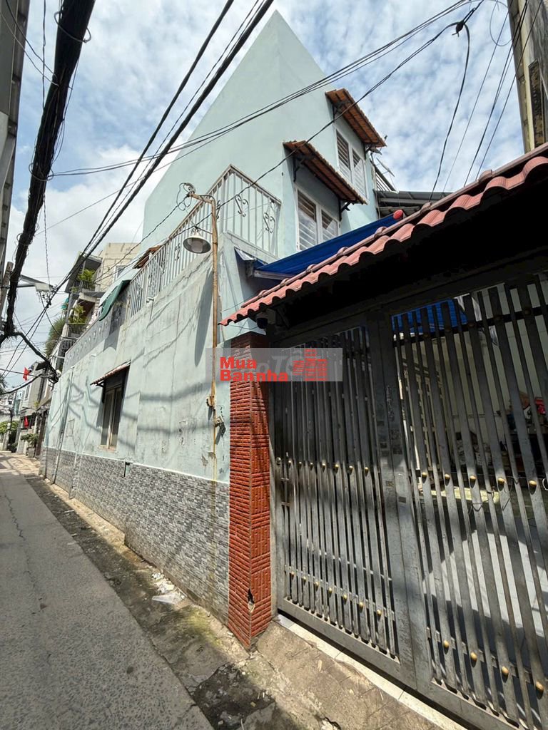 Bán đất tặng nhà 3 tầng,sát mặt tiền,ngay chợ Xóm Mới, GV:nhỉnh 80tr/m