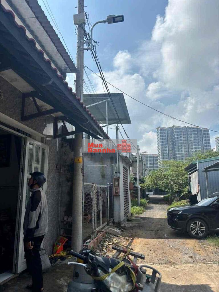 Bán gấp nhà trệt lầu, sổ chung, được cầm sổ, ngang 5m, 98m