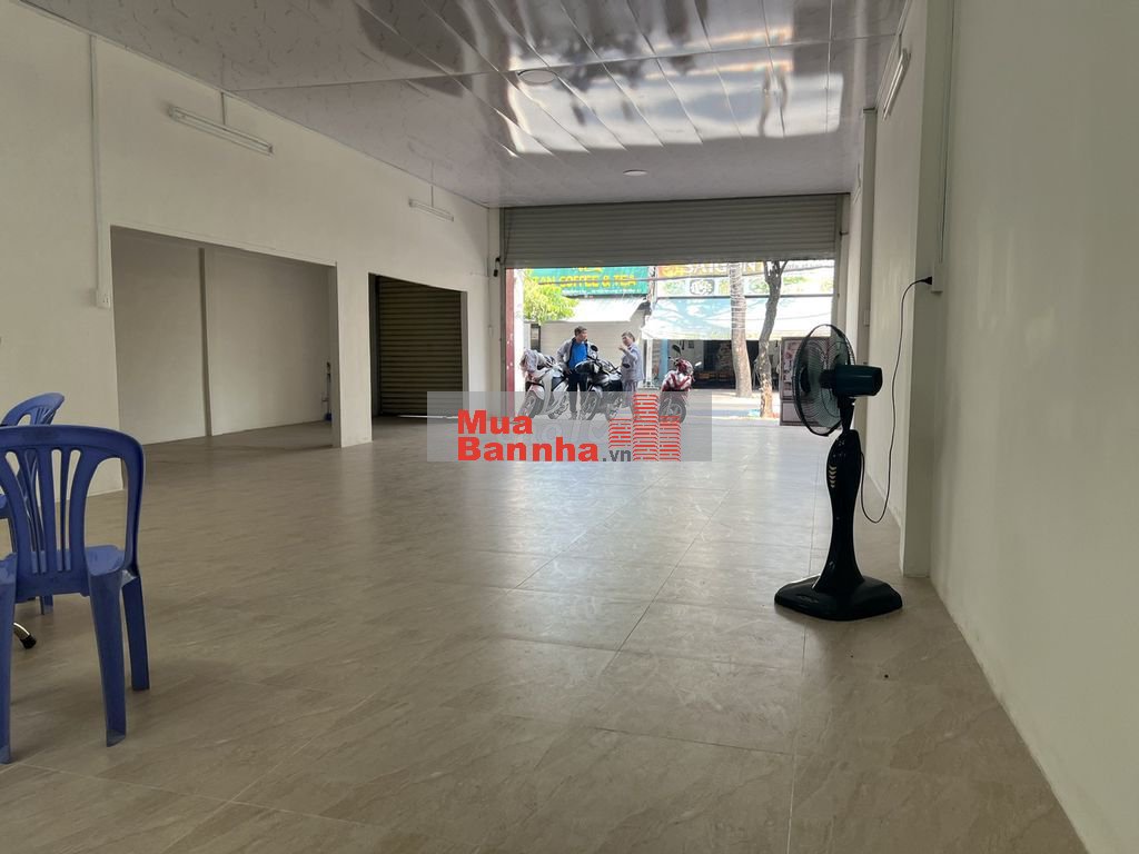 Cần tiền bán gấp căn nhà MT Lê Văn Lương vị trí đẹp giá cực tốt.