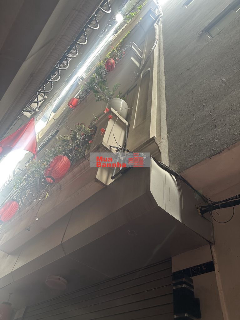 Nhà dân xây 6 tầng hàng xóm trường Học Viện Tài Chính