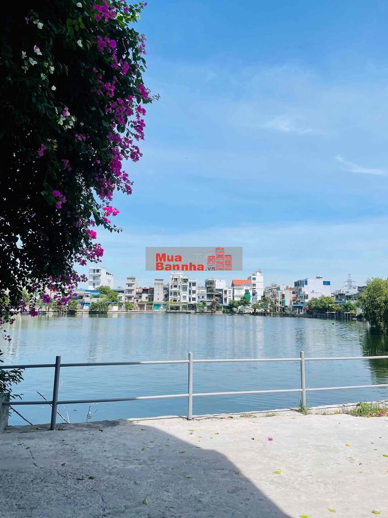 Cần bán nhà mặt hồ dân xây chắc chắn ô tô nhỏ đỗ trong sân