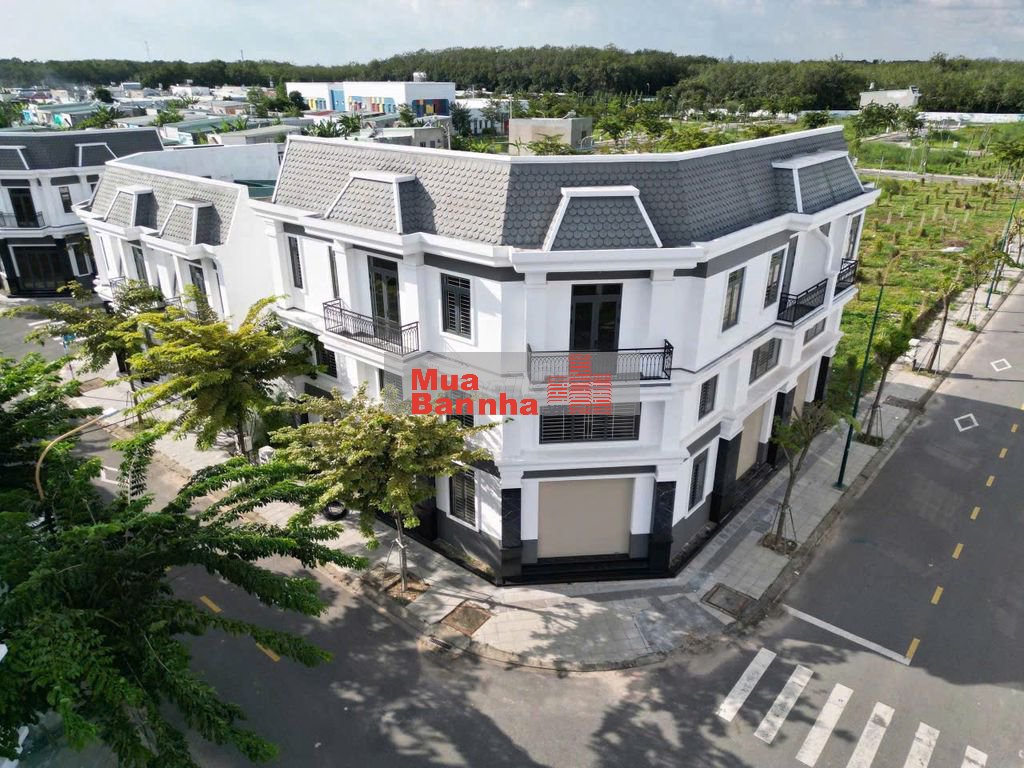 Bán căn nhà đường D8, kế mảng xanh, gần công viên