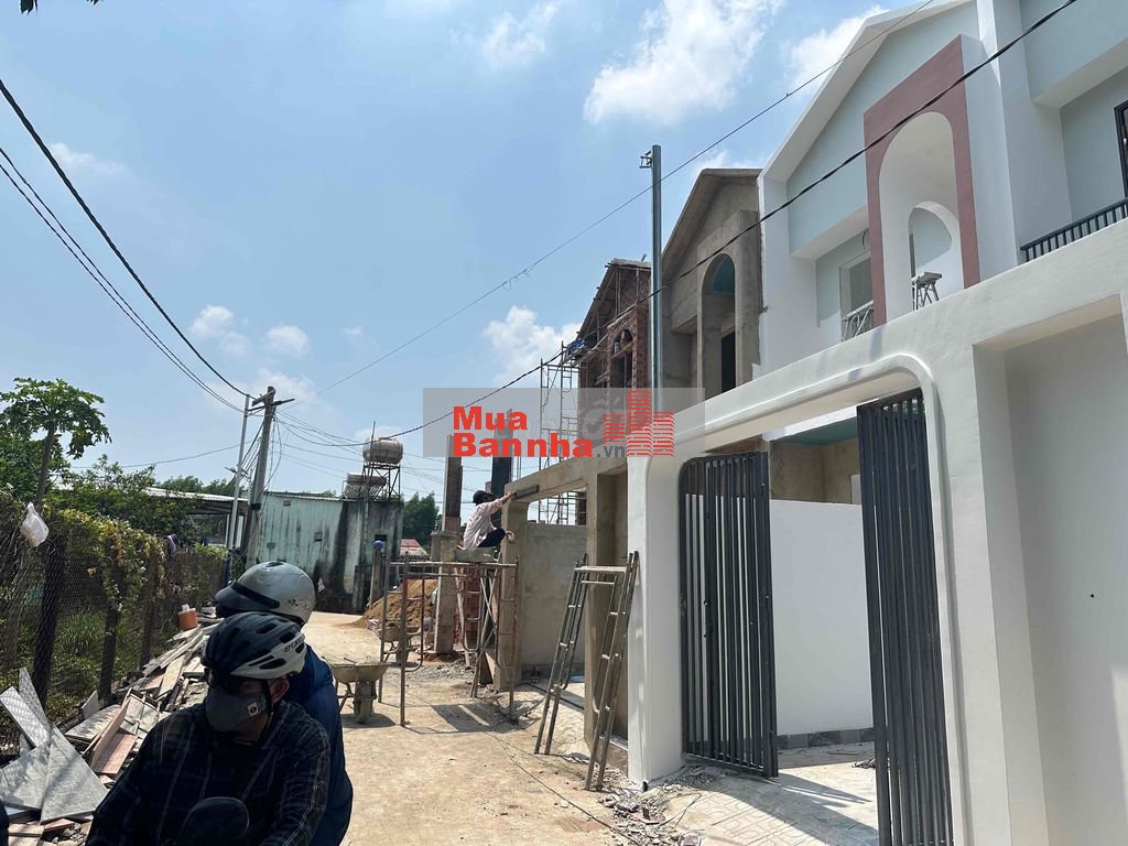 cần bán gấp nhà sổ riêng thổ cư nằm ngay sau lưng chợ Thạnh Phú