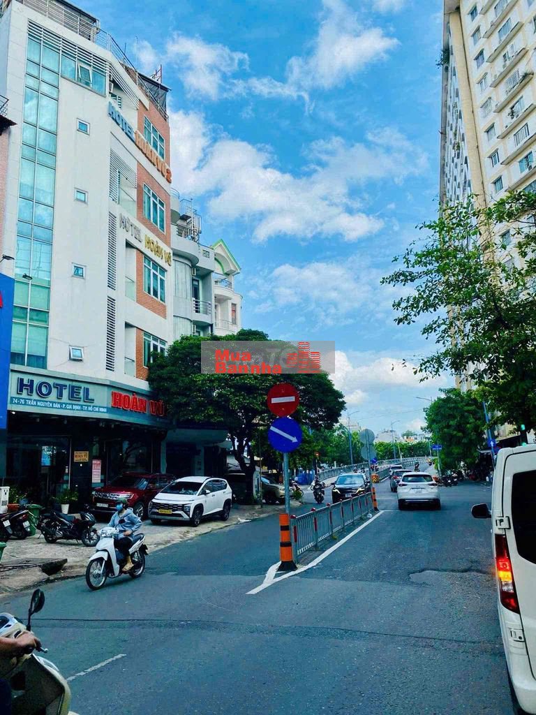 Bán Khách Sạn 11x18m 42 Phòng Mặt Tiền Trần Nguyên Đán-Phan Xích Long