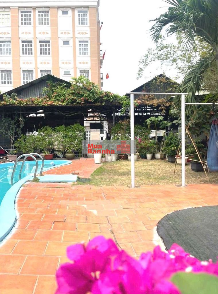 Bán khách sạn 3 mặt tiền, dt 22x24m, 1 hầm, 6 tầng