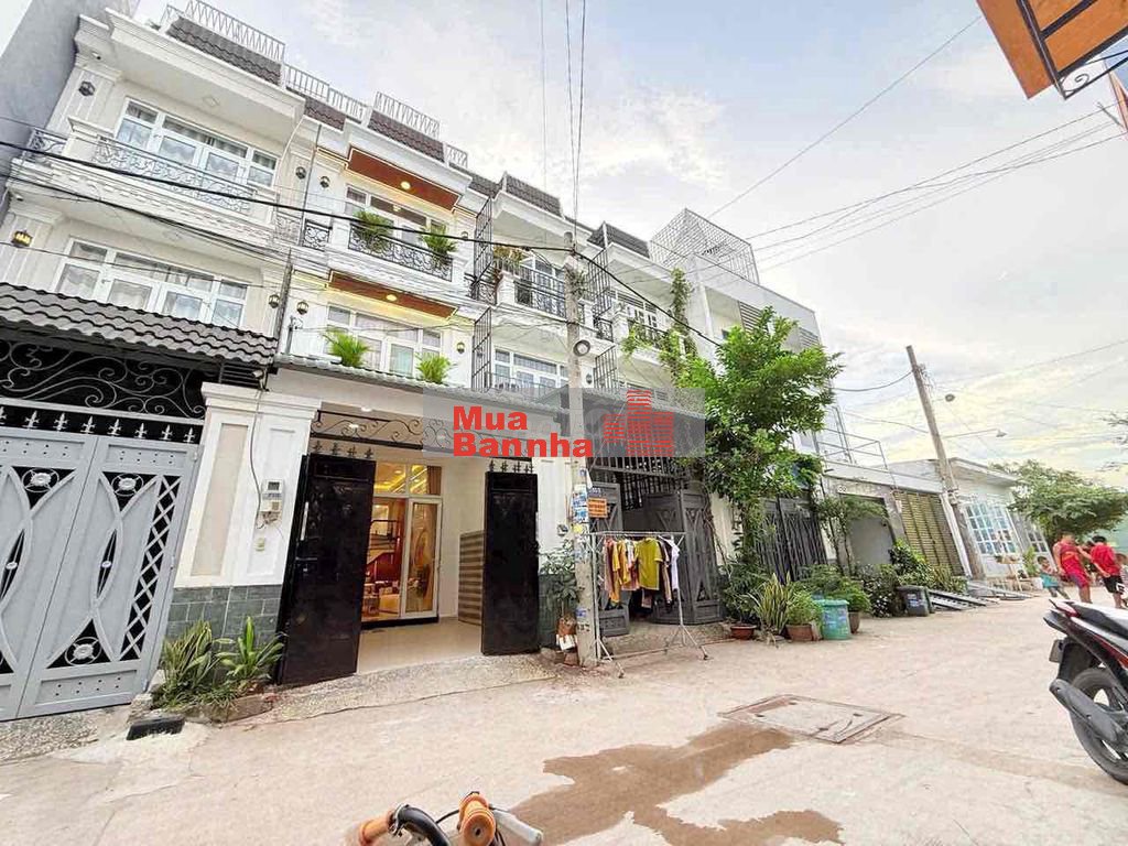 bán gấp nhà ngay ngã 4 ga quận 12. nhà 2 lầu 4pn đường oto