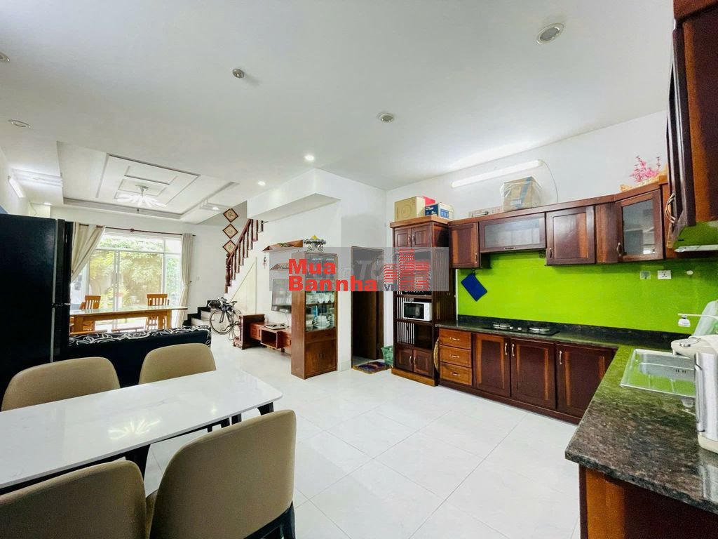 Bán gấp căn BT 130m2, hướng mát, sổ hồng, đường 20m, nội thất cứng cáp