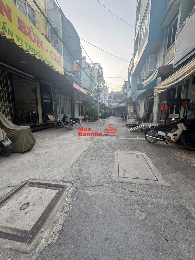 Bán nhà hẻm rộng 8m cách mặt tiền chỉ 3 căn giá chỉ 8 tỷ hơn