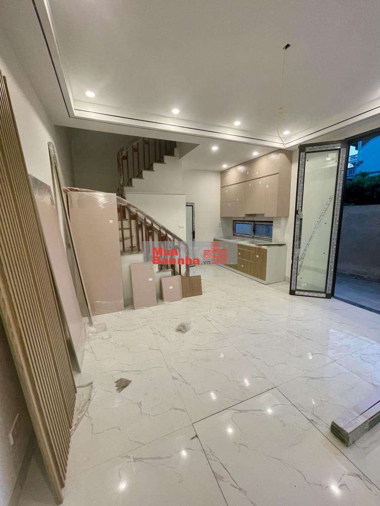 Bán nhà mới xây Cự Khối – 4 tầng,dân trí cao,oto đỗ cửa.giá hơn 4 tỷ