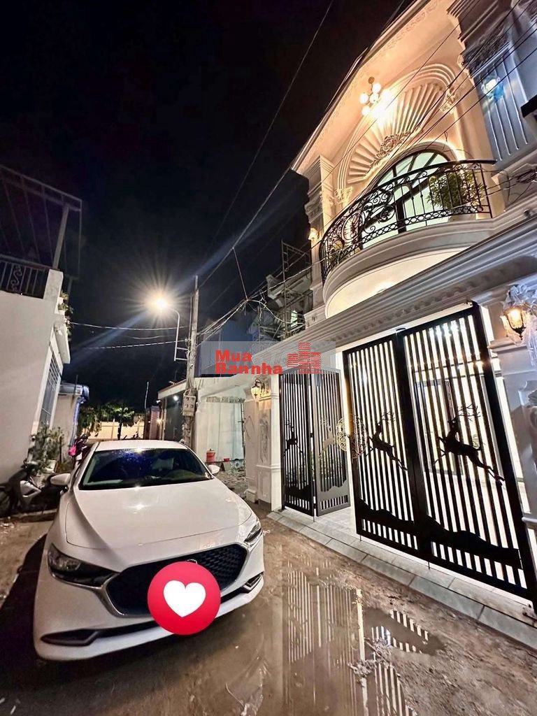 Bán Căn nhà Tân Cổ Điển.sân đậu oto .Cách Quãng trường tầm 900m.