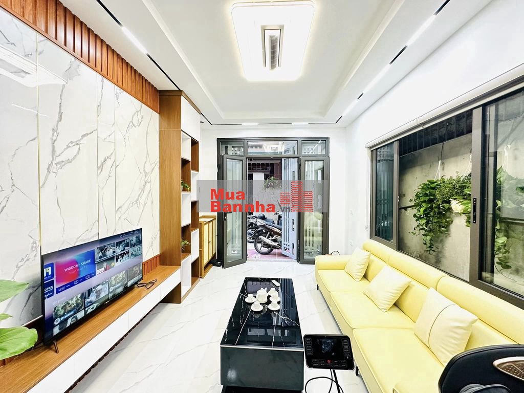 Bán Gấp! Nguyễn Chí Thanh, Sát Phố, 35m ô tô, lô góc, full nội thất