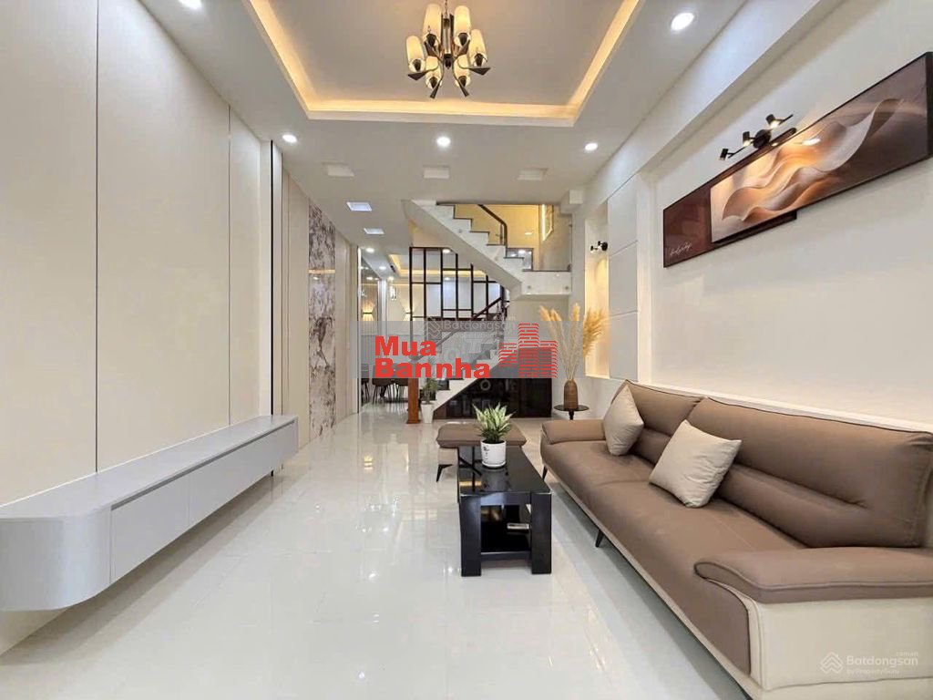 Bán Gấp! Nguyễn Chí Thanh, Sát Phố, 35m ô tô, lô góc, full nội thất