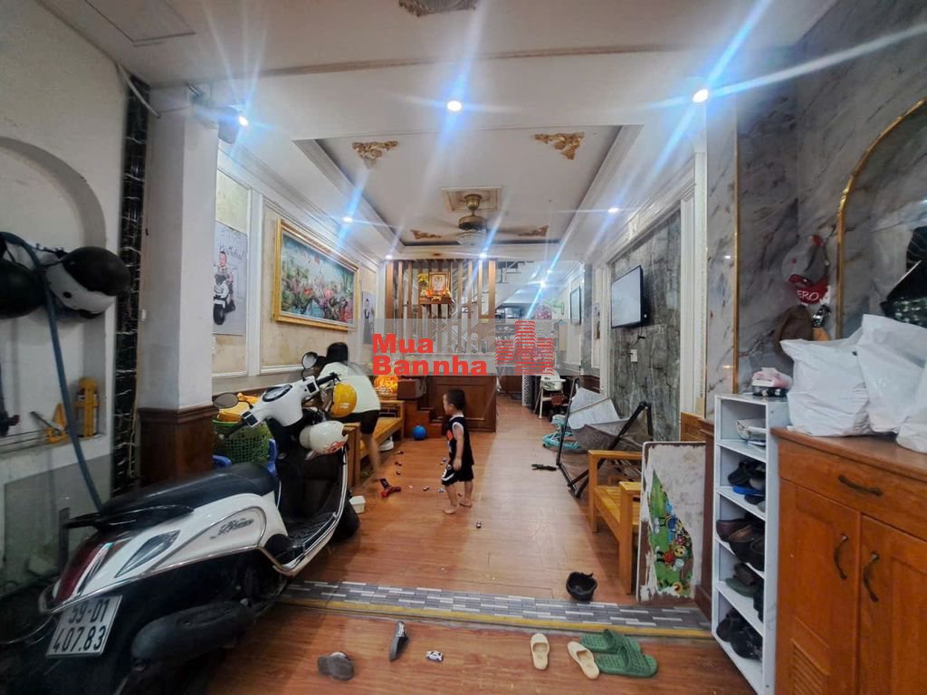 Nhà rộng ô tô đỗ cửa, gần Sacombank Lê Trọng Tấn.