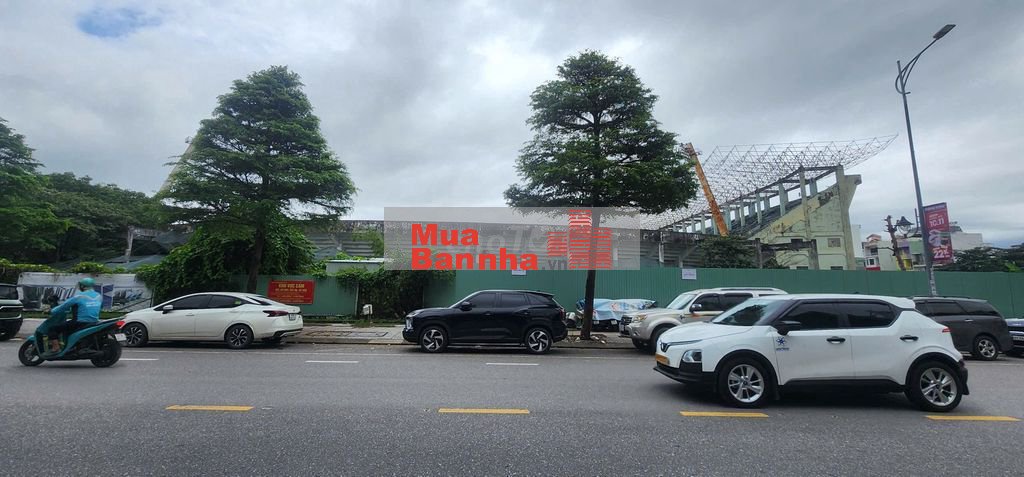 nhà 2 tầng lê duẩn dt 130m2 hướng đông nam , nhìn qua sân vận động